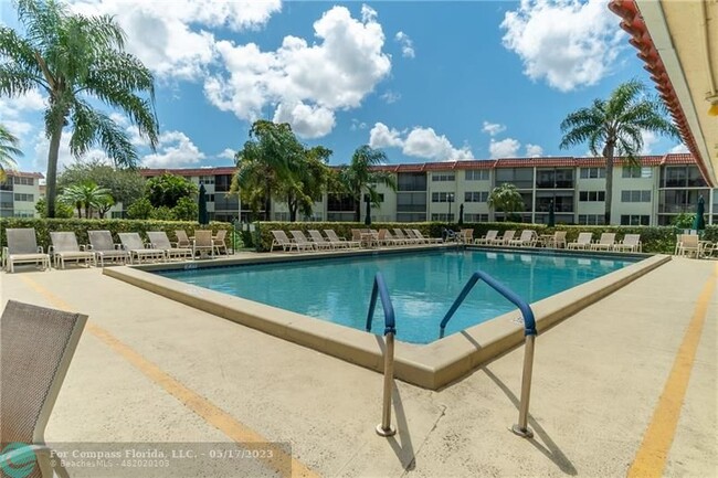 Building Photo - 9220 S Hollybrook Lake Dr