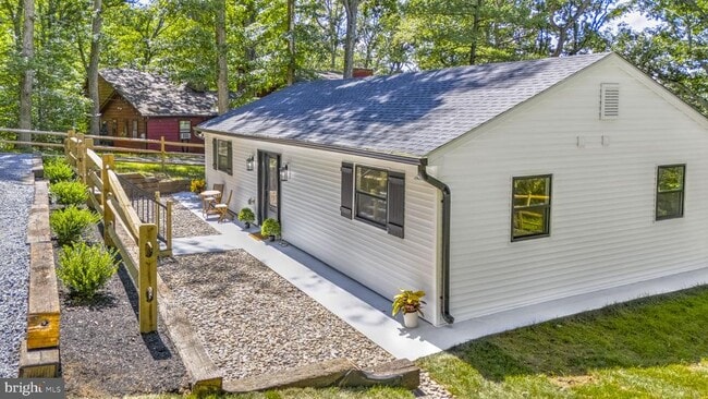 Building Photo - 440 Redbud Ln