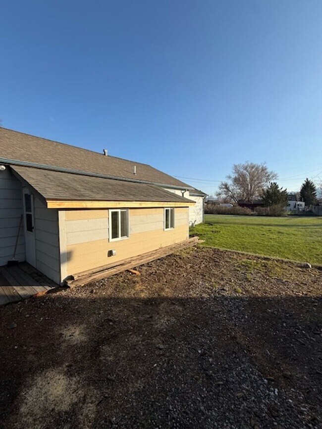 Building Photo - Newly Renovated 2-Bedroom Home – Pet Friendly!
