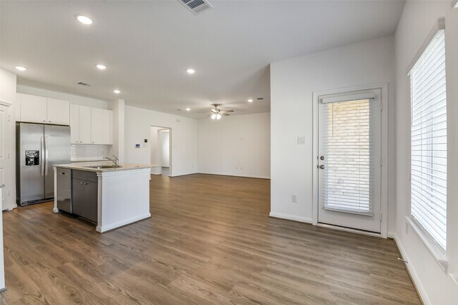 Building Photo - 11951 Pondwood Dr