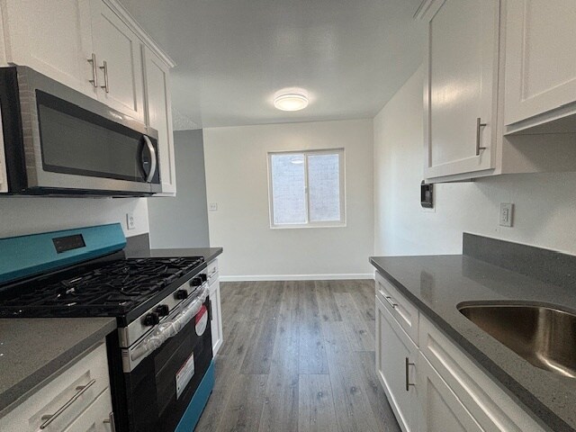 Building Photo - 851 W 95th St