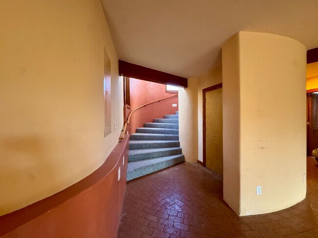 Building Photo - Sandia Heights Gem