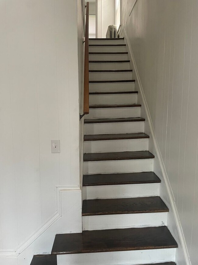 Building Photo - 3 bedroom 1.5 bath House for rent