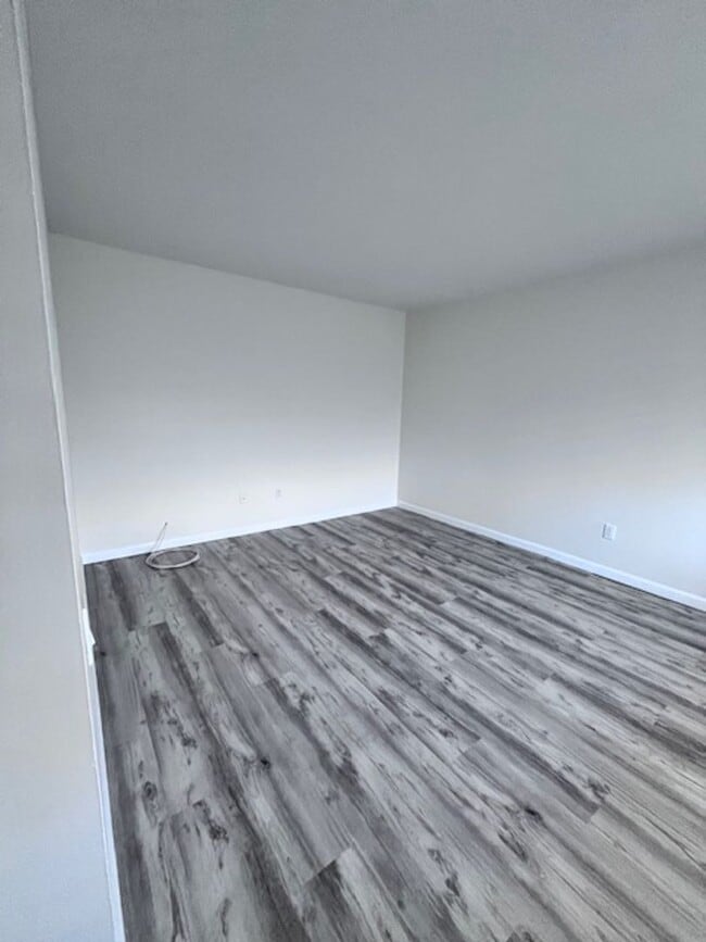 Building Photo - 102 Hillside Way