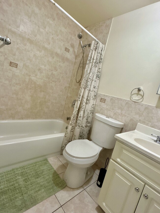 Full bathroom - 21934 143rd Ave