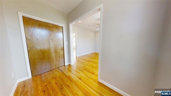 Building Photo - 11 Schuyler Ct