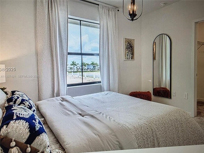 Building Photo - 261 NE 16th St