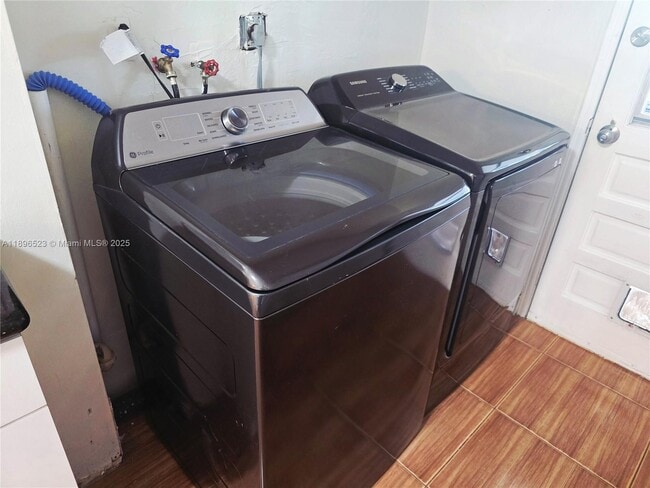 Building Photo - 18441 NE 20th Pl