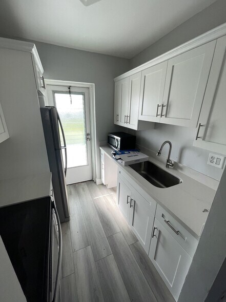 Building Photo - 1113 Lake Ter