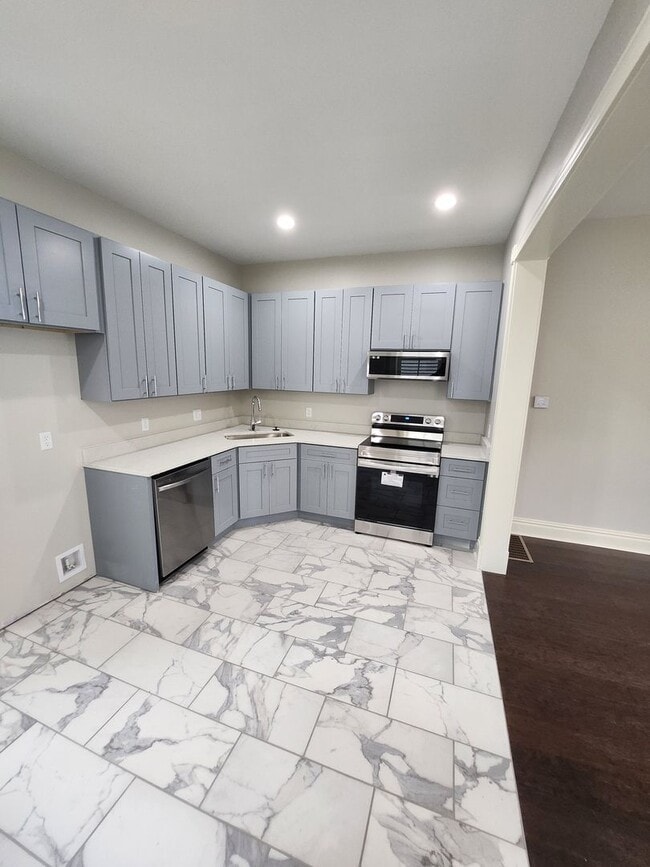 Building Photo - Newly Renovated One Bedroom Available