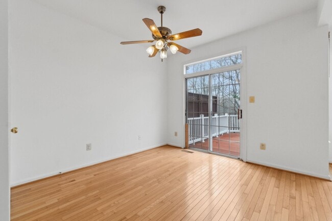 Building Photo - Wonderful Townhome