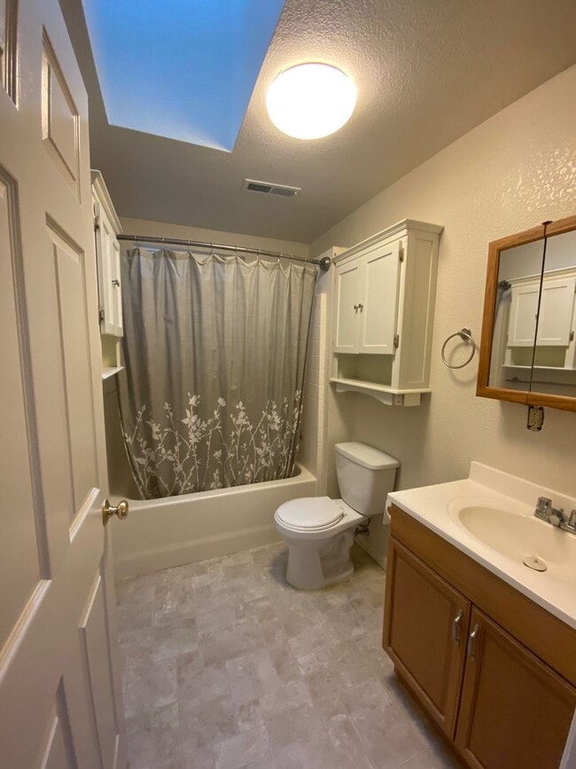 Building Photo - Sweet 2/1 McKinleyville house with garage and laundry