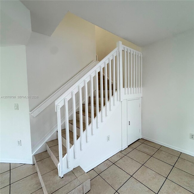 Building Photo - 923 SE 16th Ct