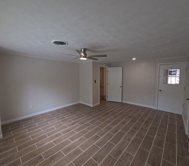 Building Photo - Spacious 5BR/2BA Rental with Bonus Living Space & Great Location