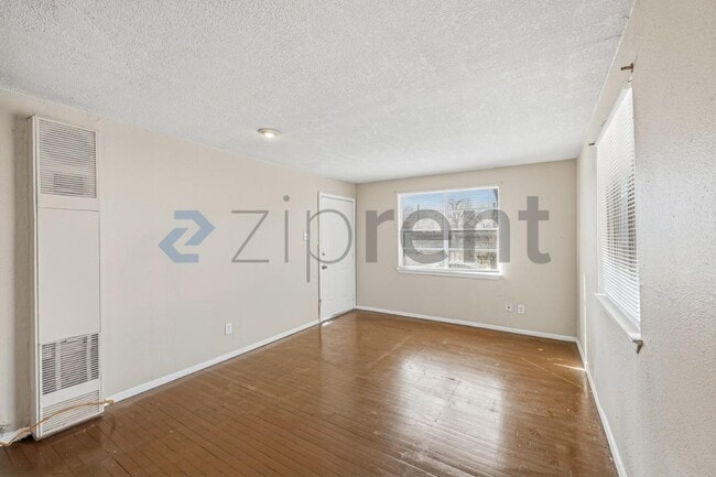 Building Photo - 512 S Monumental St