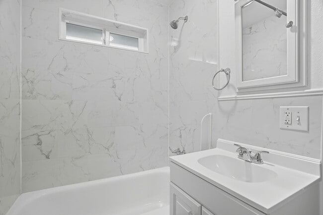 Building Photo - 1731 E Sanson Ave