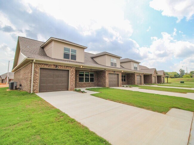 Building Photo - MOVE IN Ready! Lucas Ferry Townhomes Commu...