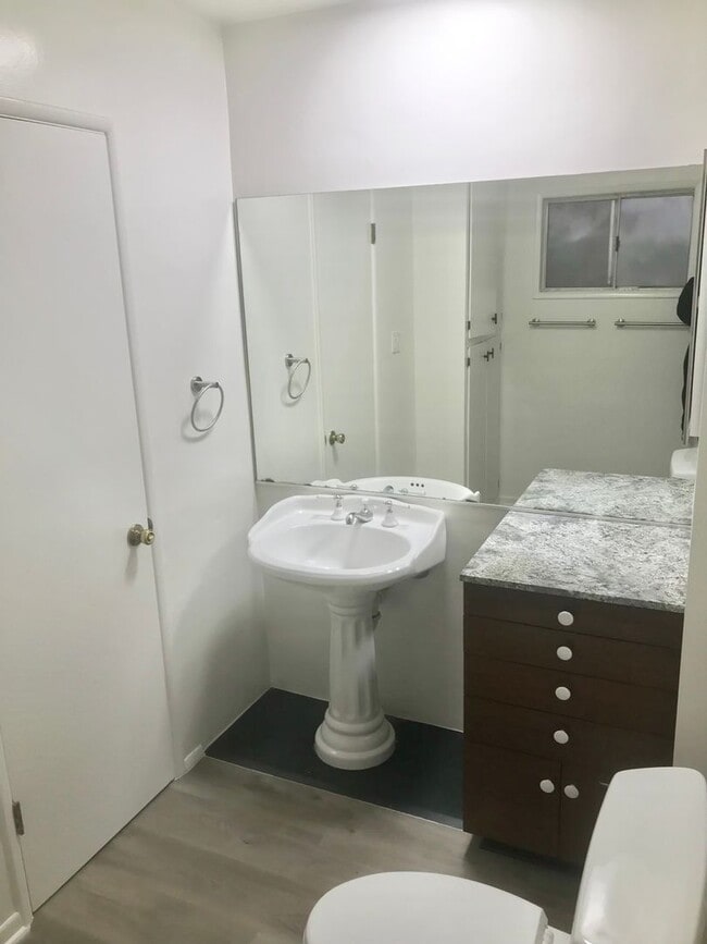 Building Photo - 3 Bed 2 Bath House