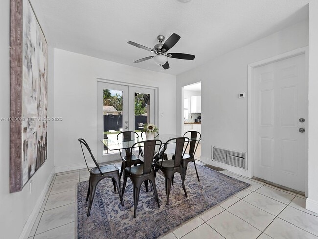 Building Photo - 560 NE 161st St