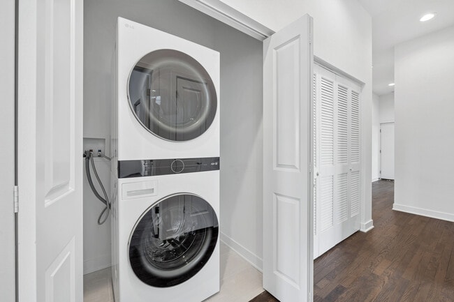 Building Photo - 1952 W Ohio St