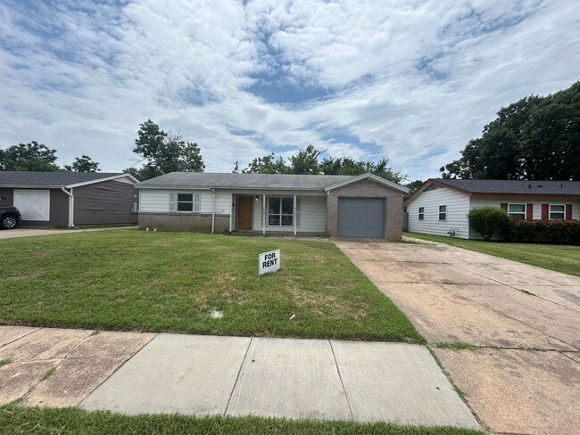 Building Photo - Modern living meets exceptional comfort