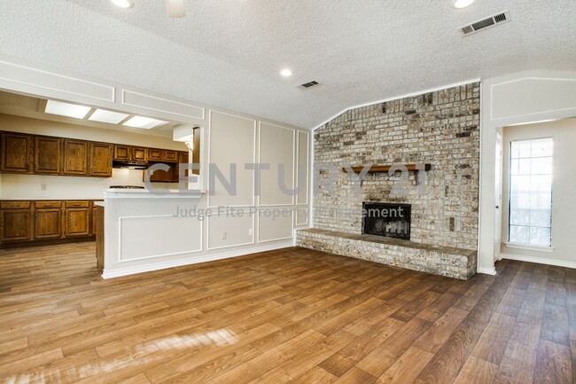 Building Photo - Beautifully Maintained 3/2/2 in Garland Fo...