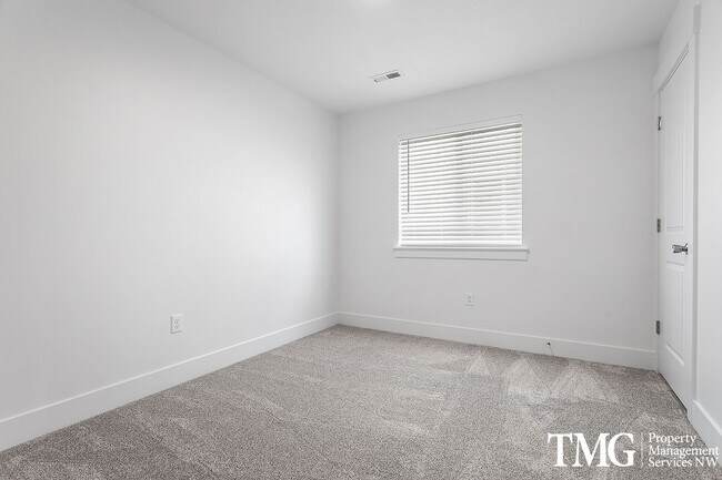 Building Photo - 977 Creer Way