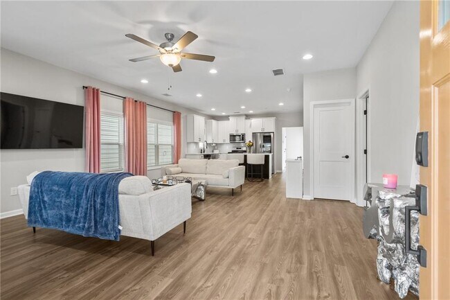 Building Photo - 2047 Drew Dr