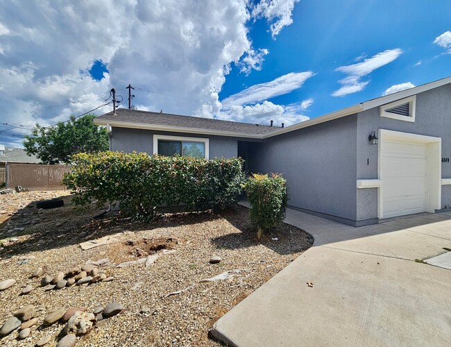 Primary Photo - Excellent remodeled 2 bed 2 bath home in P...