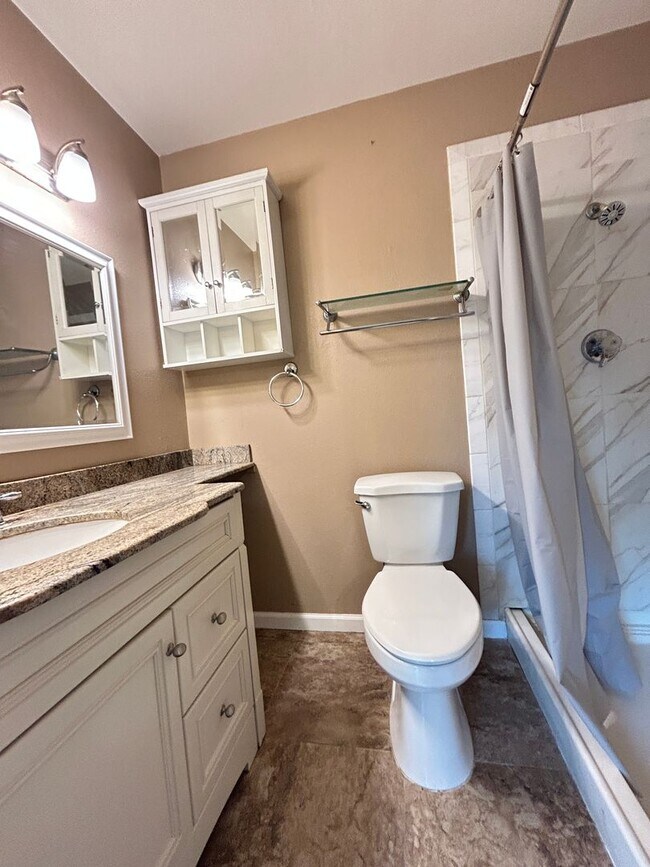 Building Photo - Stunning 3 Bedroom 2 Bath