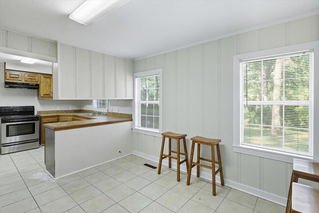 Building Photo - 211 W Lakeview Dr