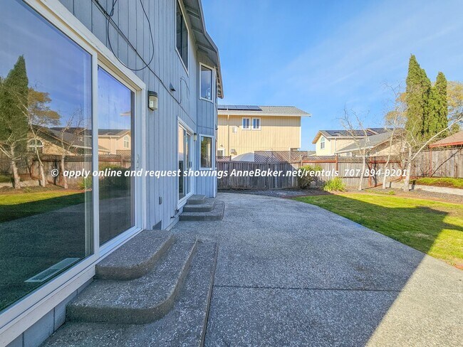 Building Photo - Newly Updated - New Appliances, Flooring, ...