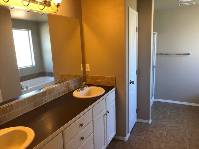 Building Photo - 2350 NW Hazelwood Ave