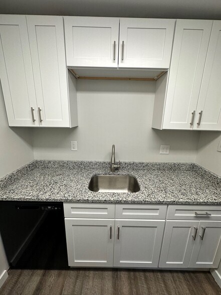 Building Photo - 32 Lancaster Est