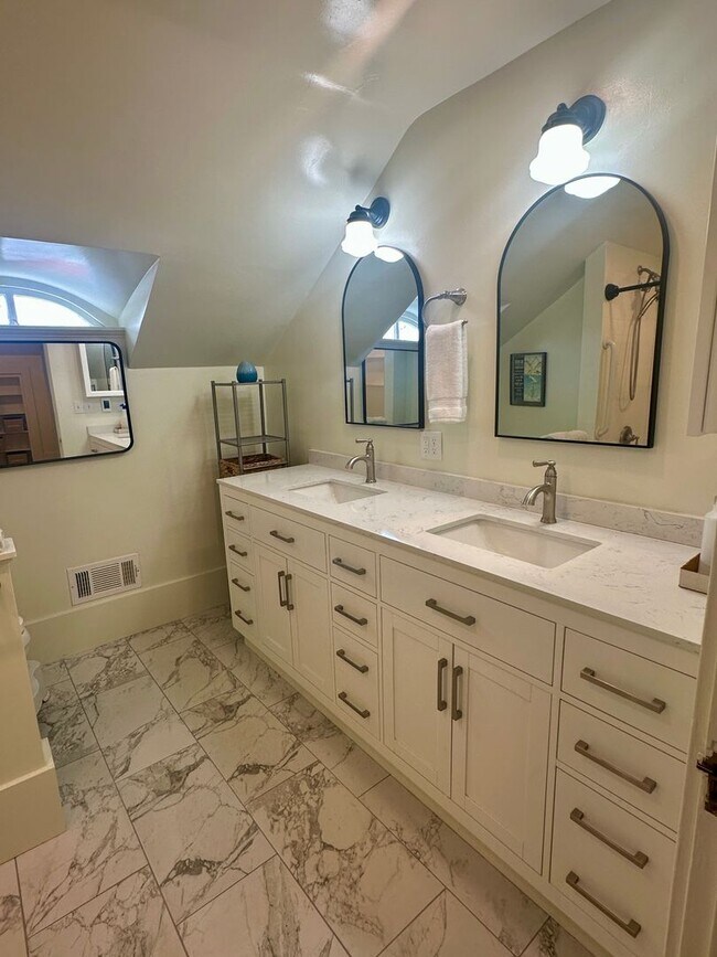 Building Photo - Furnished 2 bedroom Craftsman Apartment