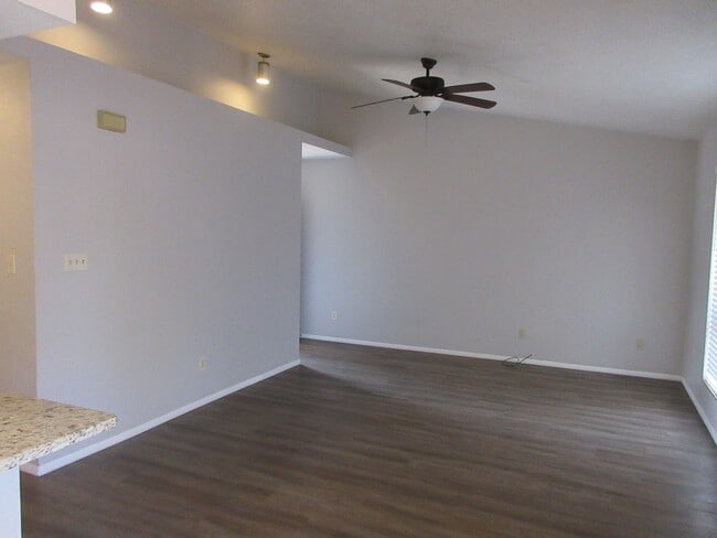 Building Photo - 2 bed, 1 bath Twinhome with attached garage