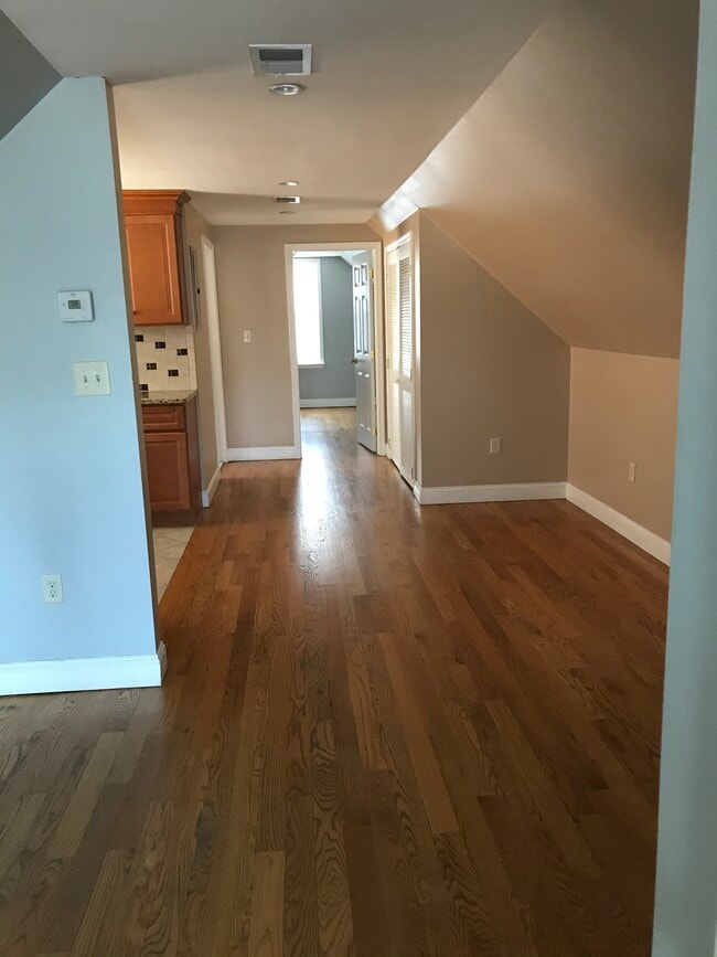 Building Photo - 143 Bellevue St
