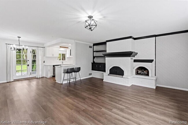 Building Photo - 2479 Ivanhoe Dr