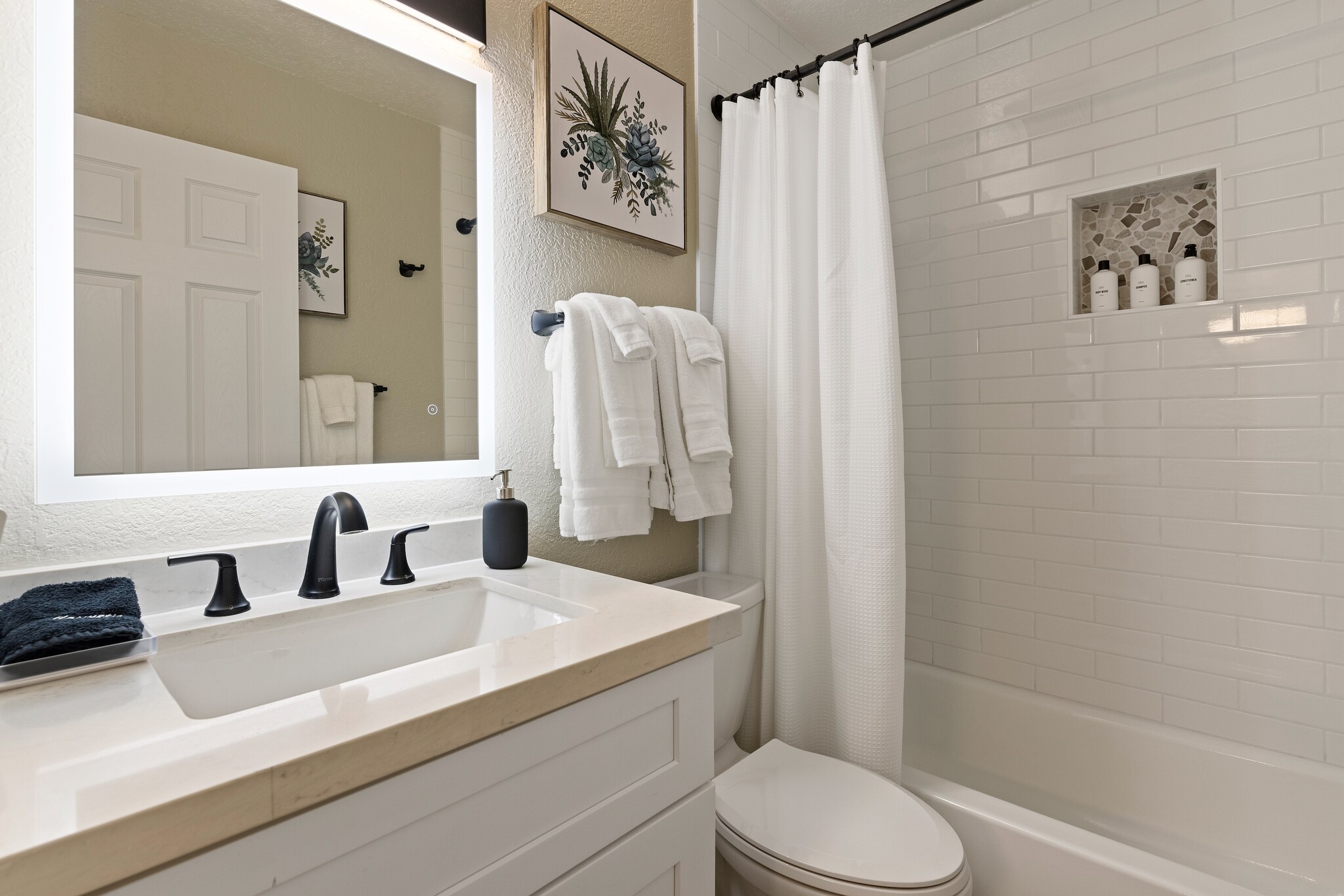 Guest Bath - 4445 E Sharon Dr