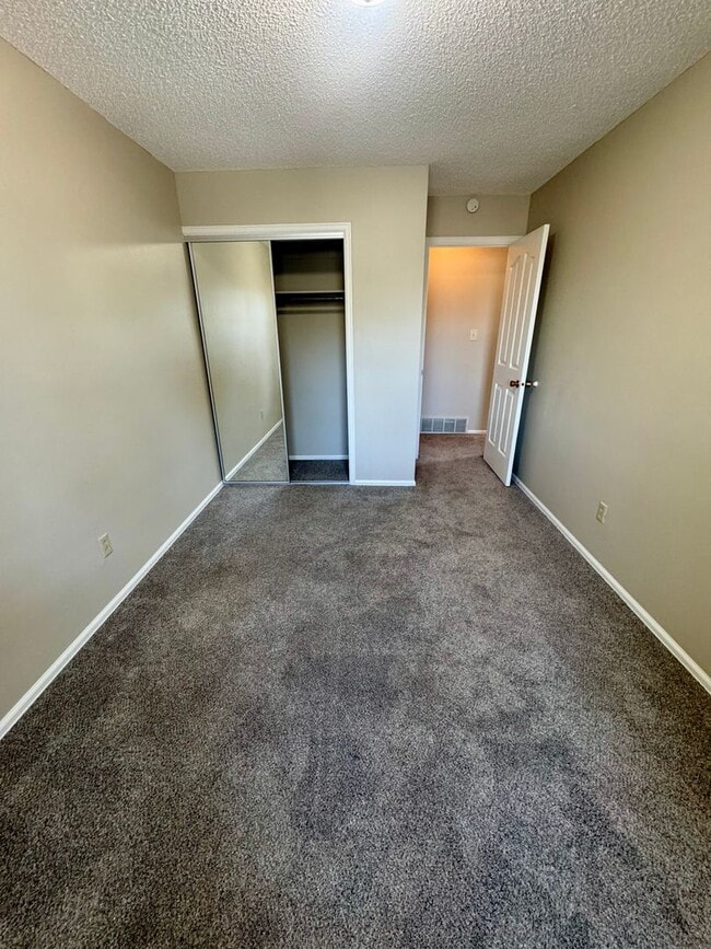 Building Photo - 4 Bedroom Home in Villa Loma-Available NOW