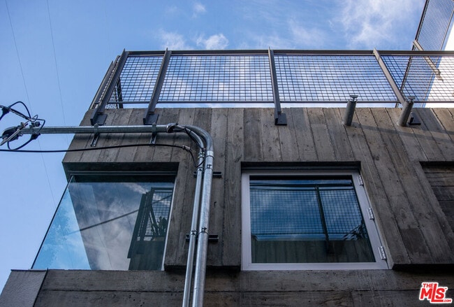 Building Photo - 8872 Wonderland Ave