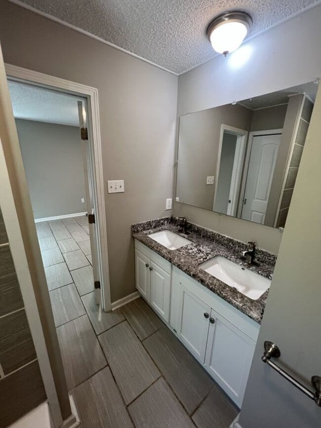 Building Photo - Charming 3-Bedroom Home on Quiet Dead-End ...