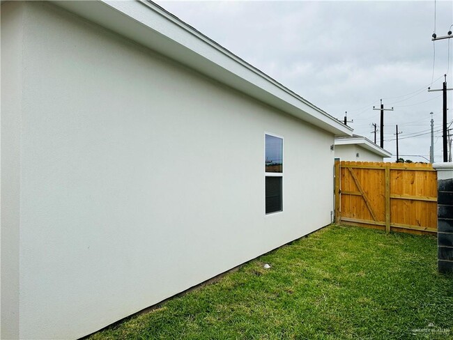 Building Photo - 2900 W Kenwood St