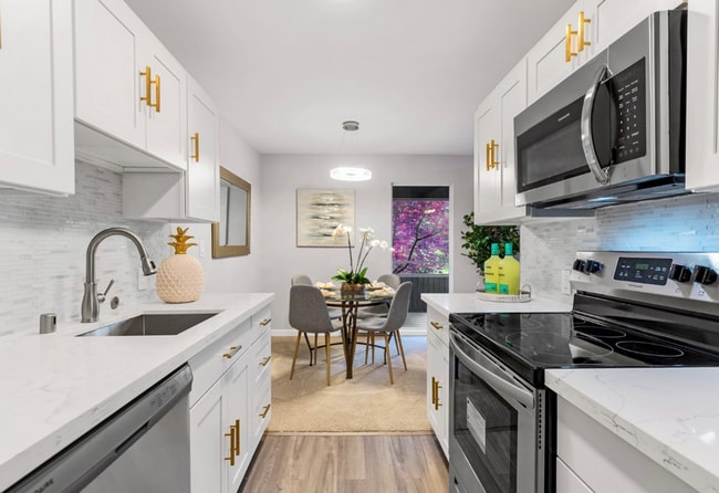 Building Photo - Bellevue Square Ground Floor 2 Bedroom Condo with a deck