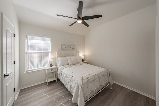 Building Photo - 3bed/2bath Cozy Chic with Backyard Oasis