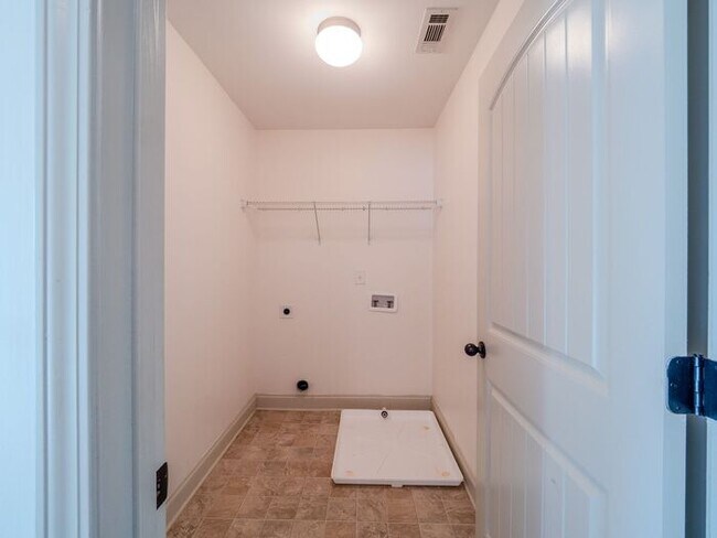 Building Photo - 512 Watercourse Way