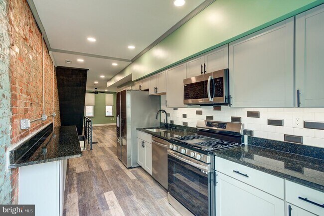 Building Photo - 2643 N Mascher St