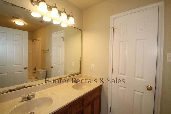 Building Photo - Spacious Duplex!