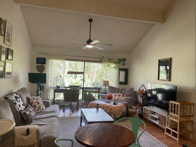 Building Photo - 15 Kulanihakoi St