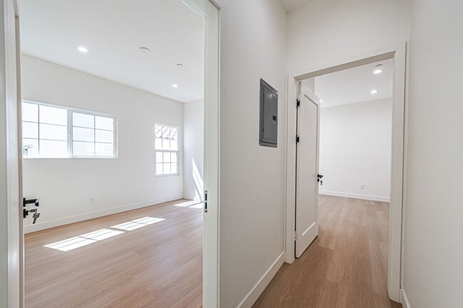 Building Photo - Modern Upstairs 3-Bed/2-Bath at 4222 – Two...